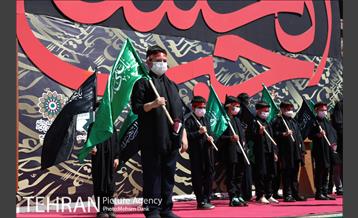 مراسم عزاداری ظهر عاشورا در میدان امام حسین(ع) 9