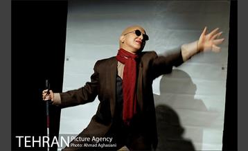 نمایش "همه چیز می گذرد، تو نمی گذری" 14