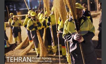 شروع بکار نیروهای خدمات شهری بعد از پایان مراسم ارتحال امام خمینی (ره) 12