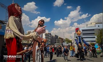 جشن بهار اولی‌ها با عروسک‌های غول پیکر 3