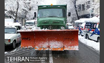 بازدید شهردار تهران از ستاد برف روبی منطقه 11 6