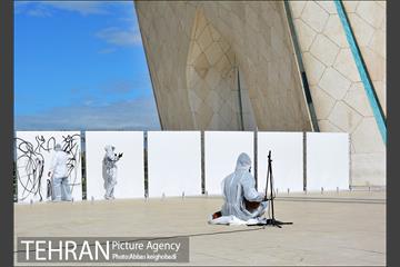 اجرای پرفورمنس "هفت شهر عشق" در میدان آزادی 14