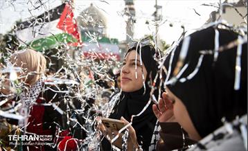 استقبال از خانواده شهدای غزه در میدان فلسطین تهران 20