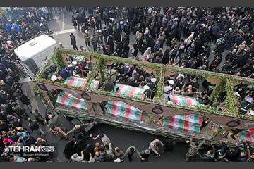 تشییع پیکر ۲۰۰ شهید گمنام دفاع مقدس در تهران 10