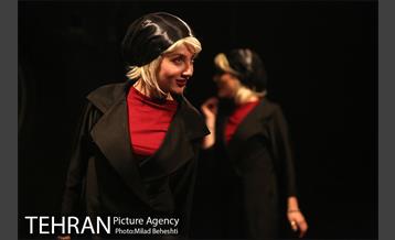 نمایش هنگامه ای که هملت به دست جادوگران مکبث کشته شد‎ 13