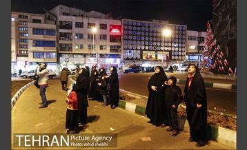 نور افشانی در میدان انقلاب بمناسبت 22 بهمن 1