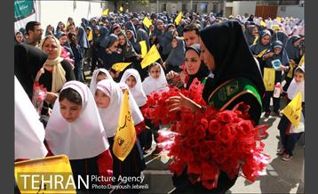 اهدای هدایای ویژه به دانش آموزان دبستان دخترانه شهید خوشنویسان 18