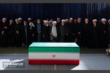 مراسم اقامه نماز بر پیکر آقای شهید ایران 45