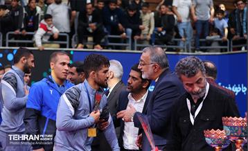 مراسم اهدای کاپ قهرمانی تیم‌های برتر کشتی آزاد توسط شهردار تهران و وزیر ورزش 28