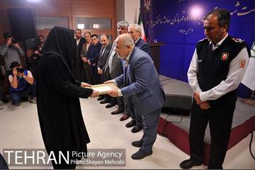 تجلیل از خانواده شهدای آتش‌نشان حادثه پلاسکو با حضور شهردار تهران 50