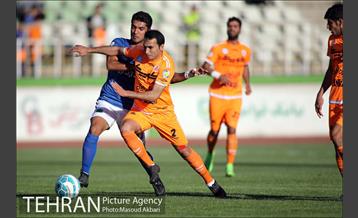 دیدار تیم های فوتبال سایپا و صنعت نفت آبادان