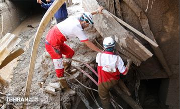 تلاش نیروهای امدادی شهرداری تهران برای تخلیه مناطق سیل زده کن