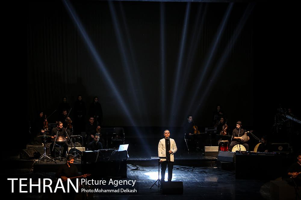 کنسرت آنلاین علیرضا قربانی در تالار وحدت 34