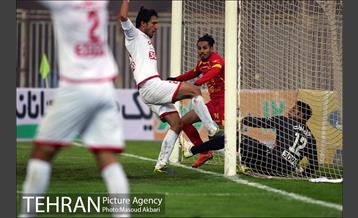 دیدار تیم های فوتبال نفت تهران و تراکتورسازی تبریز