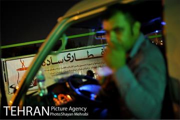 افطاری ساده در پایانه تاکسیرانی صادقیه 31