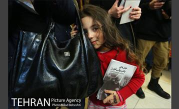 رونمایی و جشن امضای کتاب خانه ای با شیروانی قرمز در نشر ثالث‎ 19