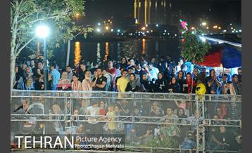 ویژه برنامه شب فیروزه ای در دریاچه شهدای خلیج فارس 18