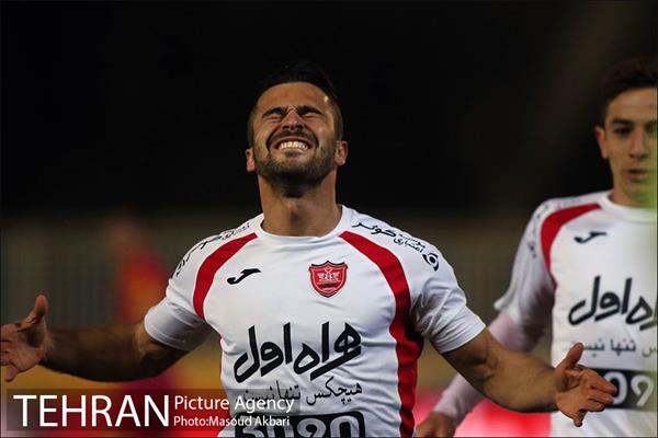دیدار تیم های فوتبال نفت تهران و پرسپولیس