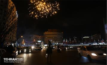 نورافشانی جشن پیروزی انقلاب اسلامی در میدان ولی‌عصر(عج) 12