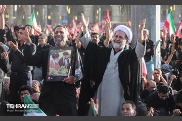 اقامه نماز بر پیکر آقای شهید ایران - 1 85