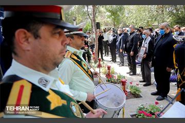 نواخته شدن زنگ دانش آموز شهید در قطعه شهدای گمنام 5