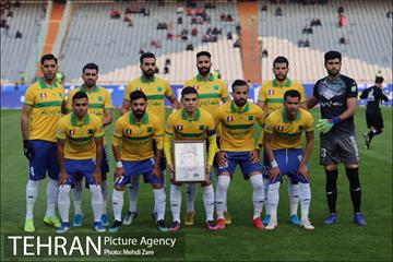 دیدار تیم های پرسپولیس  و صنعت نفت آبادان 15