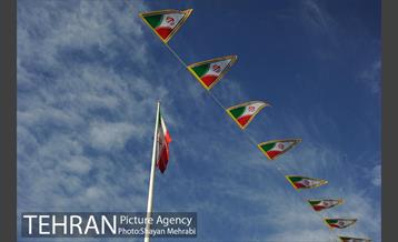 در آغاز چهلمین فجر انقلاب، آیین اهتزاز بزرگترین پرچم مقدس کشورمان با حضور شهردار تهران 37