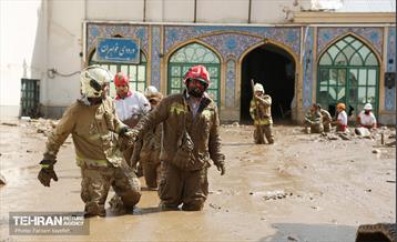 تلاش نیروهای امدادی شهرداری تهران برای تخلیه مناطق سیل زده کن