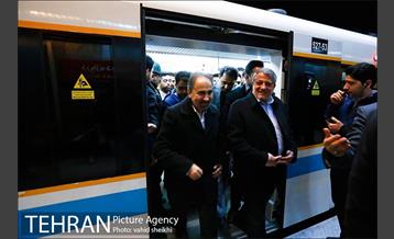 حضور شهردار تهران در راهپیمایی با مترو 23