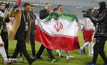 جشن و شادی بازیکنان و کادر فنی تیم ملی ایران پس از صعود به جام جهانی 2022