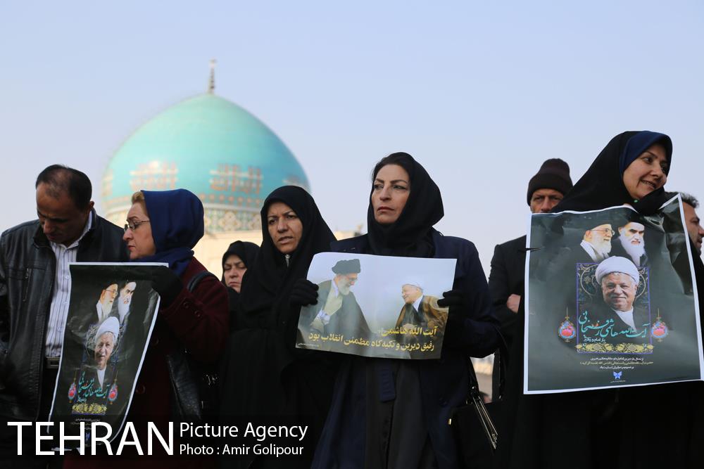 حضور مردم در حرم مطهر امام (ره) برای تشییع پیکر آیت الله هاشمی رفسنجانی 3