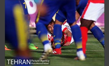 دیدار تیم‌های فوتبال گسترش فولاد و پرسپولیس 17