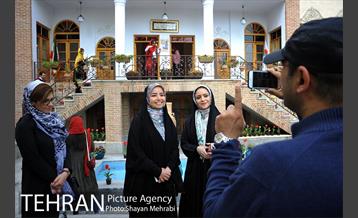 بازدید جمعی از  هنرمندان از نقاط گردشگری منطقه 12 17