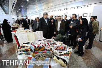 بازدید شهردار تهران از نمایشگاه دستاوردهاى هنرى زنان هنرمند داراى معلولیت 7
