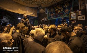 در هر ‌سرا و تیمچه‌ای که چهارپایه‌خوانی مرسوم است کاسبان چهارپایه‌ای در اختیار مداح قرار می‌دهند.» چند نفری دورتادور چهارپایه هستند که از آن محافظت می‌کنند و حواسشان به مدت زمان چهارپایه‌خوانی است.