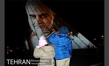 تصاویر سردار شهید قاسم سلیمانی بر دیوار برج آزادی 25