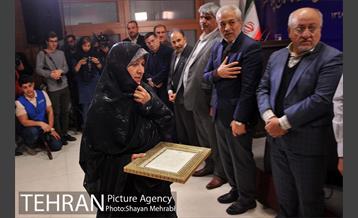 تجلیل از خانواده شهدای آتش‌نشان حادثه پلاسکو با حضور شهردار تهران 48