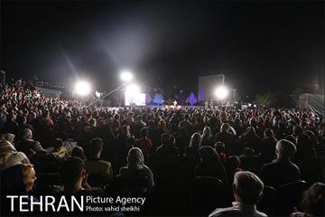 ویژه برنامه شب فیروزه ای در دریاچه شهدای خلیج فارس  1