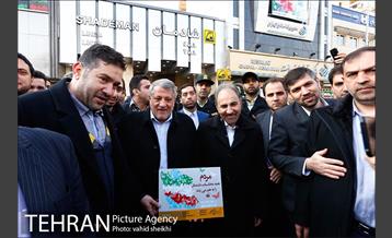 حضور شهردار تهران در راهپیمایی با مترو 5