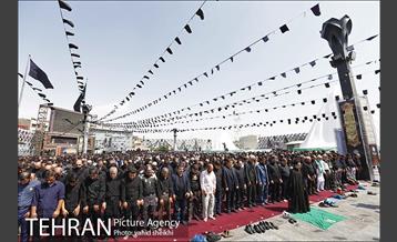 حضور شهردار برای اقامه نماز ظهر عاشورا در میدان امام حسین (ع) 5