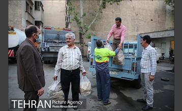 توزیع افطار بین پاکبان های شهر تهران 8