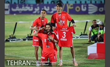 اهدای جام قهرمانی لیگ برتر به تیم پرسپولیس 39