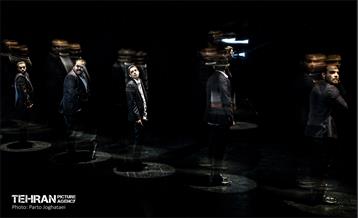 نمایش «تن‌ها» 6