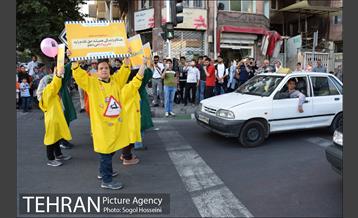 آموزش فرهنگ ترافیک توسط بچه های سندرم دان 13