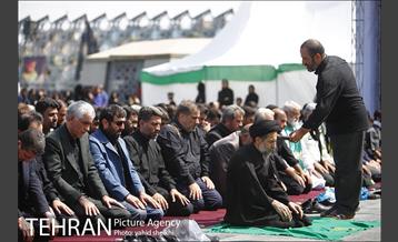 حضور شهردار برای اقامه نماز ظهر عاشورا در میدان امام حسین (ع) 11