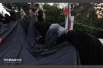 اهتزاز پرچم عزای حسینی بر فراز برج پرچم ایران 16