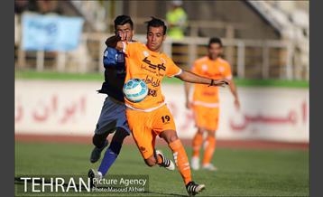 دیدار تیم های فوتبال سایپا و صنعت نفت آبادان