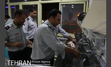 آخرین افطار ماه رمضان در کنار آتش نشانان شهر‎ 9