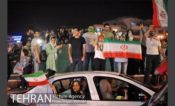شادی خیابانی مردم بعد از پیروزی تیم ملی ایران 16