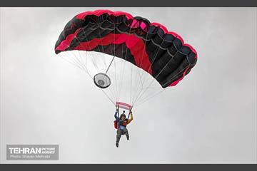 پرش چتربازان از برج میلاد تهران 26